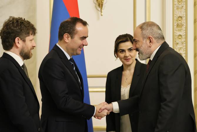 Премьер-министр Армении Никол Пашинян принял делегацию во главе с министром 
Вооруженных сил Франции Себастьяном Лекорню