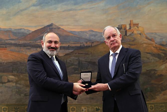 Armenian Prime Minister awarded Gold Medal of Greek Parliament