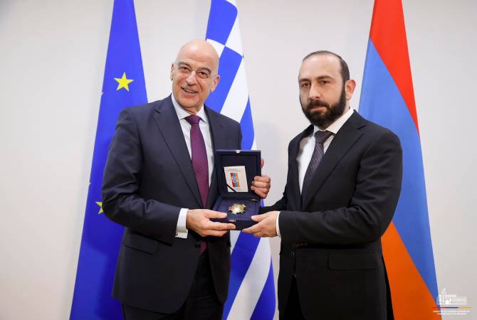 Глава МИД Армении наградил министра обороны Греции орденом Дружбы
