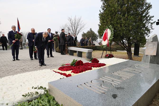Primer ministro rindió homenaje a la memoria de Vazgen Sargsyan
