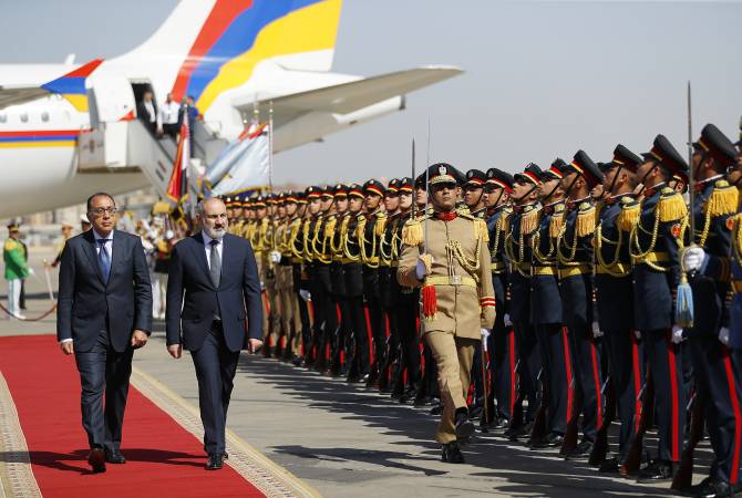 Nikol Pashinyan fue recibido por el primer ministro de Egipto en el Aeropuerto 
Internacional de El Cairo

