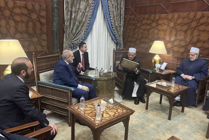 رئيس الوزراء باشينيان يلتقي الإمام الأعلى للأزهر أحمد الطيب ويهديه نسخة تاريجية من القرآن 
الكريم محفوظ بأرمينيا