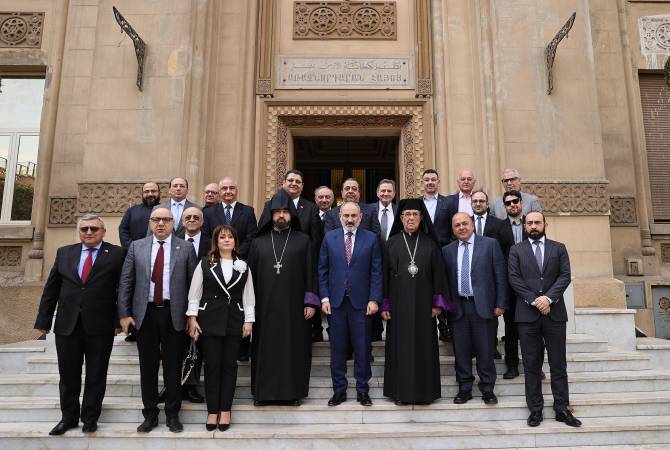 رئيس الوزراء نيكول باشينيان يزور كنيسة القديس كريكور المنور الأرمنية بالقاهرة ويلتقي ممثلين 
من الجالية الأرمنية بمصر