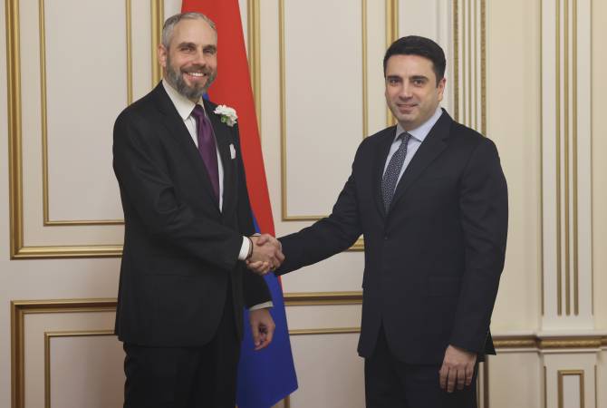 Jeyhun Bayramov et Louis Bono ont discuté du processus de normalisation des relations 
entre Erevan et Bakou