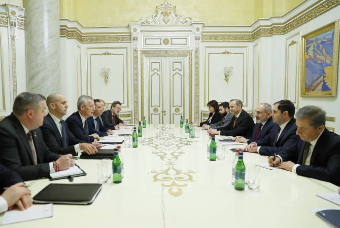 Le Premier ministre arménien et le Secrétaire général de l'OTAN tiennent une réunion en 
format élargi