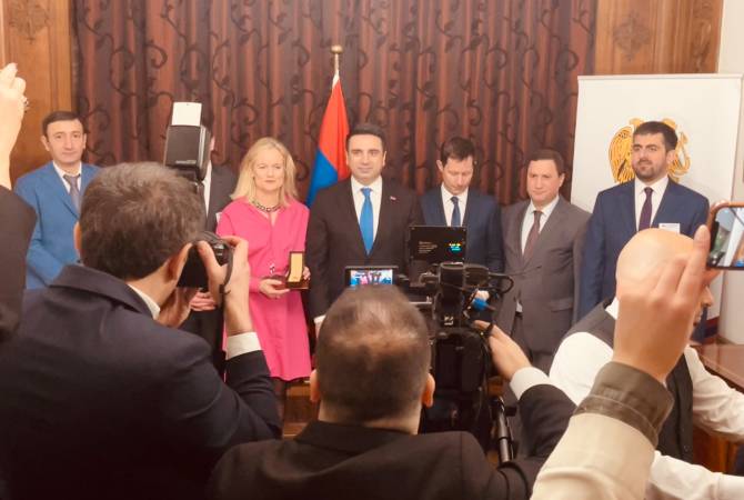 Alen Simonyan condecoró a diputados del Parlamento Europeo con la Orden de Honor de 
la Asamblea Nacional
