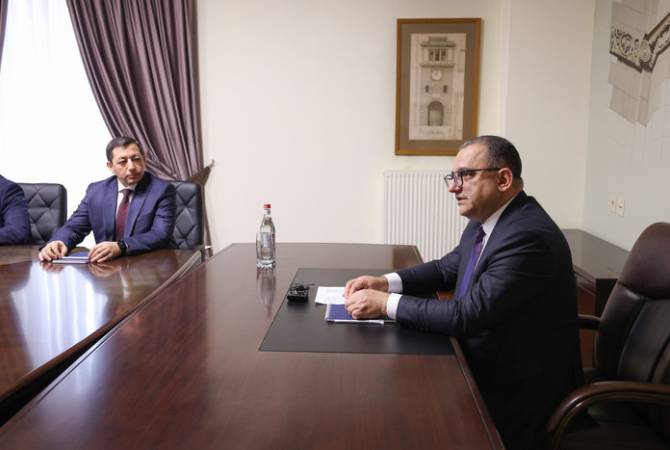 Вице-премьер Хачатрян представил аппарату Комитета по градостроительству 
новоназначенного председателя структуры 