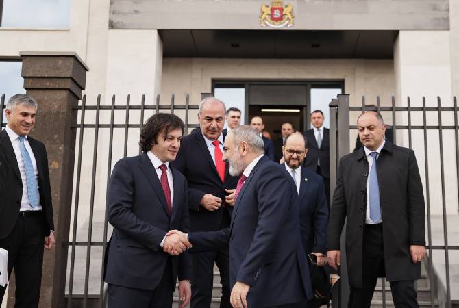 رئيس الوزراء الأرمني نيكول باشينيان ونظيره الجورجي إيراكلي كوباخيدزه يزوران المبنى الجديد 
للسفارة الجورجية بيريفان