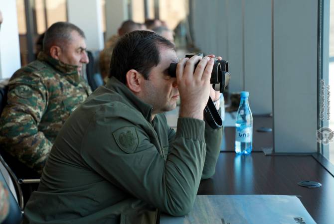 Suren Papikyan a participé à la démonstration d’équipement militaire et a assisté aux tirs 
de combat