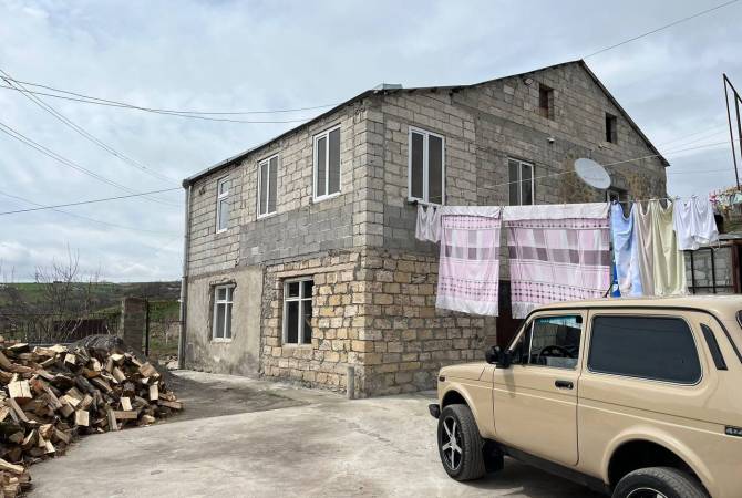 В результате беспорядочного огня из огнестрельного оружия со стороны 
Азербайджана в селе Тех поврежден еще один дом