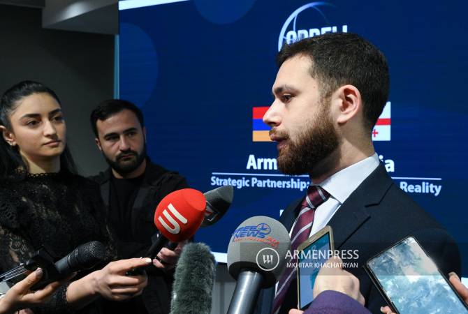 معاون وزیر امور خارجه ارمنستان: " ارمنستان در روابط با شرکای خود منافع کشور خود را دنبال می 
کند."