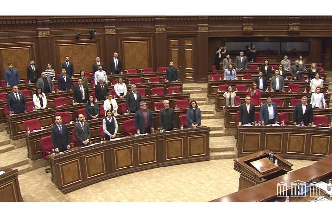 亚美尼亚国民议会为所有遭受种族灭绝的民族受害者默哀一分钟