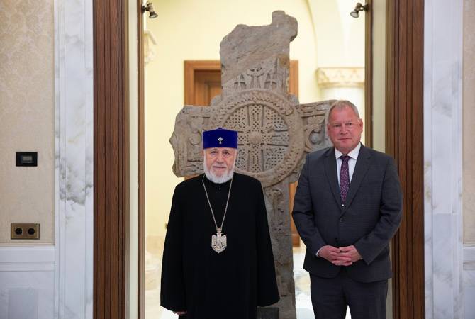 Católicos Karekin II recibió al jefe de la Misión de la Unión Europea en Armenia
