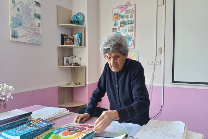 تواصل المربية البالغة من العمر 95 عاماً تعليم الأجيال خارج أسوار المدرسة
