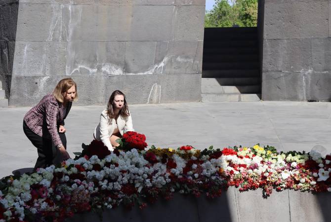美国参议院外交关系委员会的高级专家和美国驻亚美尼亚大使参观了亚美尼亚种族灭绝纪念
碑