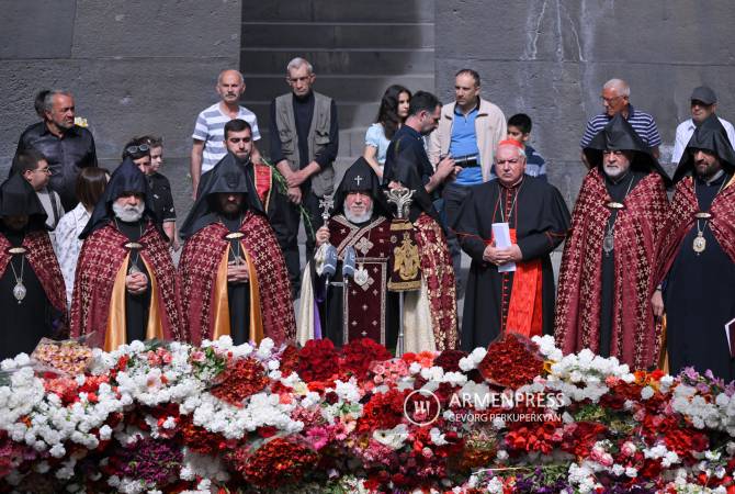 Tüm Ermeniler Katolikosu Ermeni Soykırımı Anıtı'nda