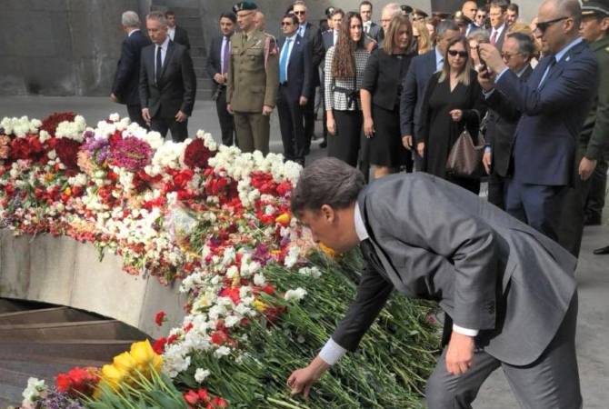سفير بلجيكا لدى أرمينيا إريك دي موينك يزور مجمّع تسيتسرناكابيرد لإحياء الذكرى الـ 109 للإبادة 
الجماعية الأرمنية 