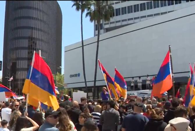 在亚美尼亚大屠杀纪念日之际，在比佛利山土耳其领事馆附近举行了示威活动