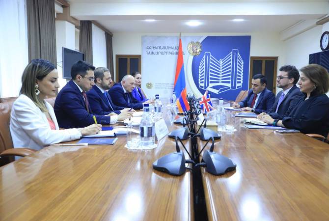 وزير الاقتصاد الأرمني كيفورك بابويان يستقبل سفير المملكة المتحدة لدى أرمينيا جون غالاغر وبحث 
مشاريع للتعاون