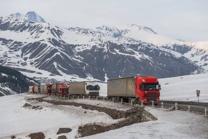 На границе России и Грузии из-за непогоды образовалась очередь из 600 грузовых 
автомобилей