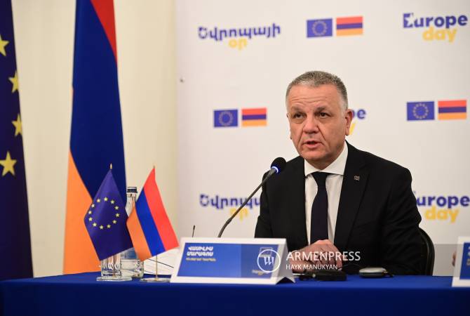 واسیلیس ماراگوس: " اتحادیه اروپا از پیشرفت روند صلح و عادی سازی روابط بین ارمنستان و 
آذربایجان حمایت می کند." 