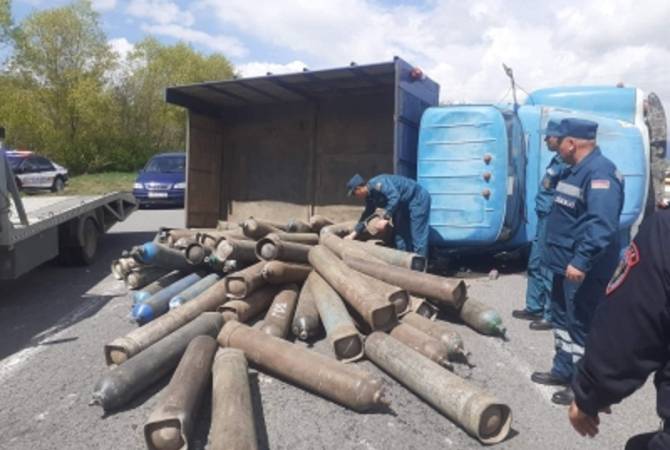 Երևան-Սևան ավտոճանապարհին 110 հատ գազի բալոն տեղափոխող բեռնատար է 
շրջվել