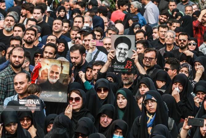  В Тегеране проходит траурный митинг в память о Раиси 