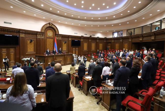 Ermenistan Ulusal Meclis, İran Cumhurbaşkanı ve beraberindekiler anısına bir dakikalık 
saygı duruşunda bulundu