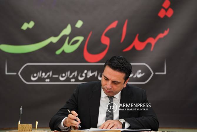 Alen Simonyan, İran büyükelçiliğinde açılan taziye defterini imzaladı