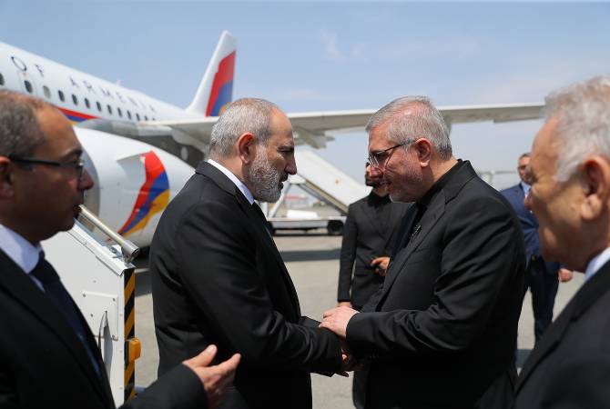 رئيس الوزراء الأرمني نيكول باشينيان يصل إلى إيران للمشاركة في مراسم تأبين الرئيس الإيراني 
إبراهيم رئيسي
