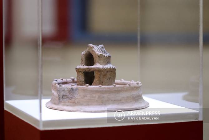كنوز التاريخ. يعد النموذج الطيني للمعبد الذي يعود تاريخه إلى القرنين السادس والخامس قبل الميلاد أحد مكونات طقوس القرابين