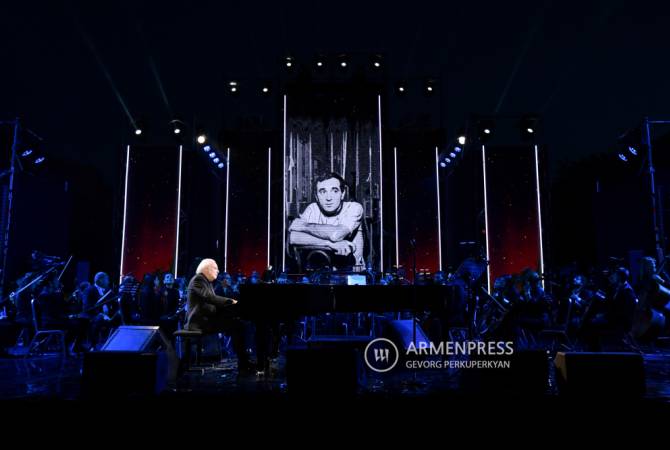 Se celebró el centenario de Charles Aznavour con un concierto al aire libre en Ereván
