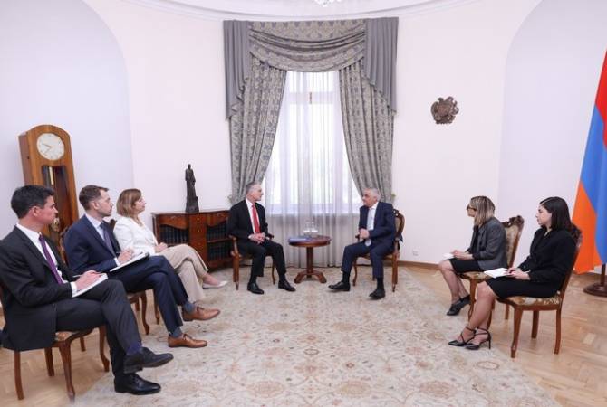 Вице-премьер Мгер Григорян принял старшего советника госсекретаря США по 
переговорам на Кавказе Луиса Боно