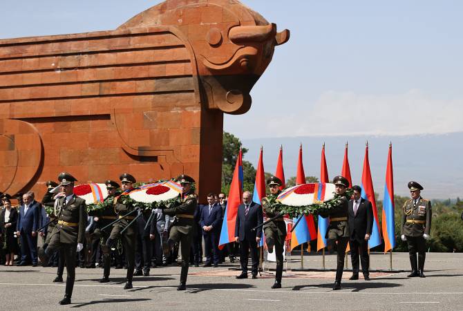 القيادة العليا لجمهورية أرمينيا تزور مجمّع ساردارابات التذكاري