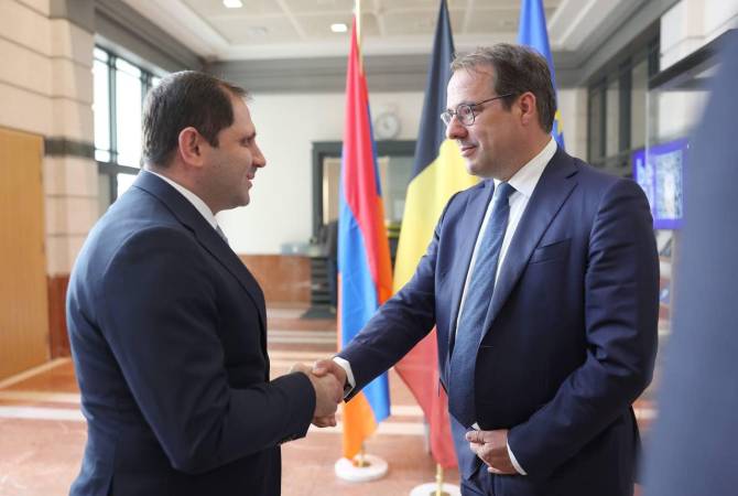 Suren Papikyan discutió sobre la posible cooperación en defensa con el viceprimer ministro de 
Bélgica