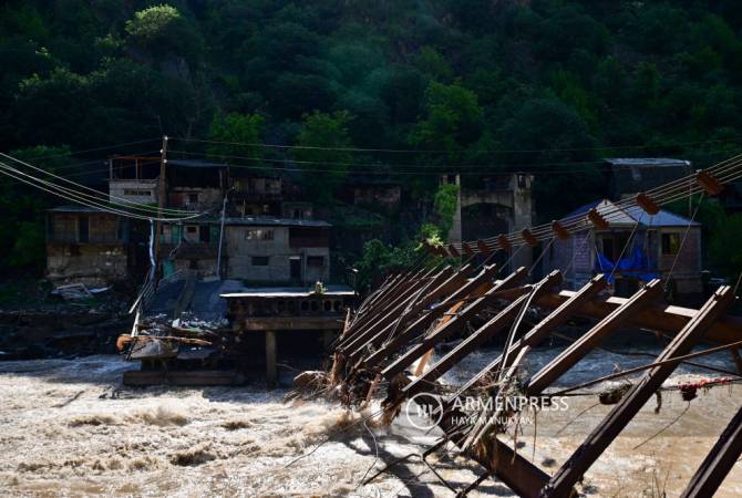 رئيس الوزراء الأرمني يتوقّع دعم الشركاء الدوليين في مجال بناء الجسور بعد الفيضانات في 
مقاطعتي لوري وتافوش