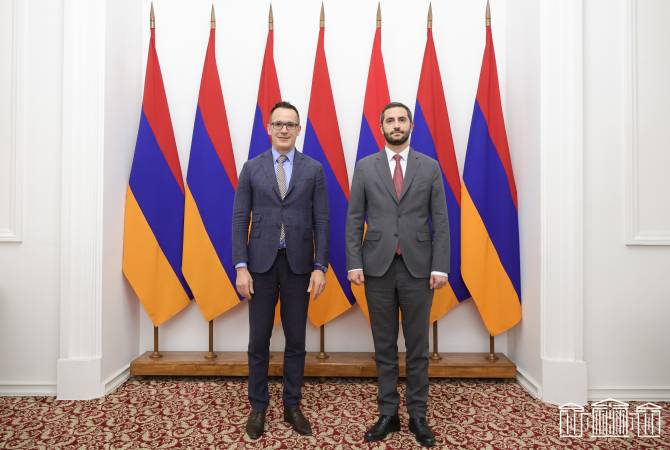 نائب رئيس البرلمان الأرمني روبن روبينيان السفير لسويسري لدى أرمينيا لوكاس روزنكراتس وبحث 
عدد من القضايا