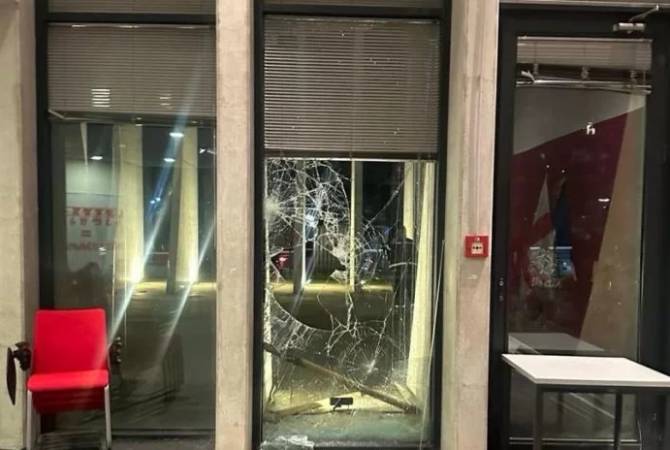 Неизвестные напали на центральный офис оппозиционной партии в Тбилиси