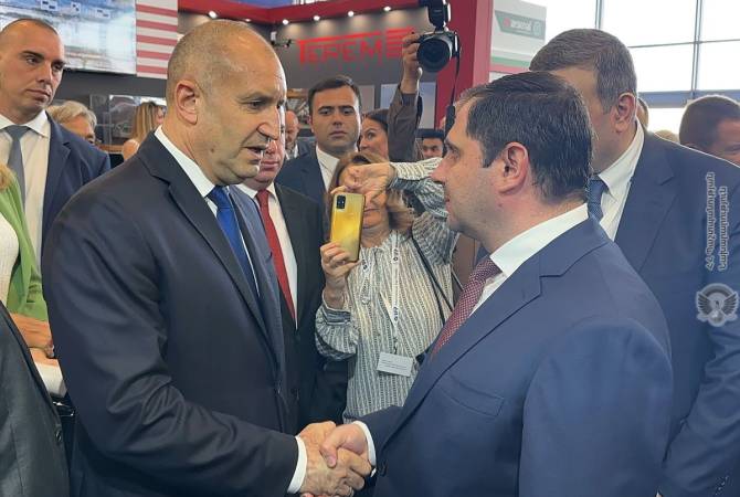 وزیر دفاع جمهوری ارمنستان گفتگوی کوتاهی با رئیس جمهور بلغارستان داشت