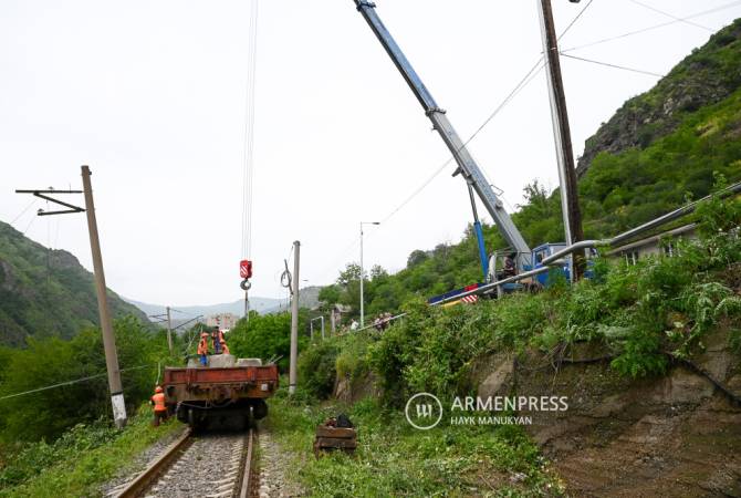 Российские партнеры проводят масштабную работу по восстановлению железной 
дороги в зоне бедствия: Никол Пашинян