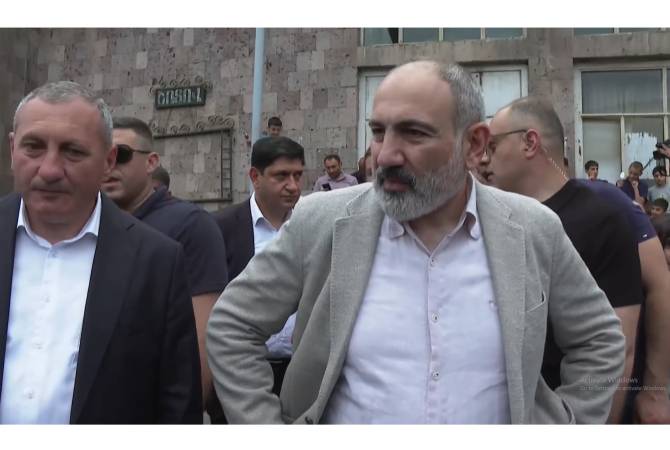 Pashinyan se rend à Akhtala pour examiner les travaux de restauration du pont effondré