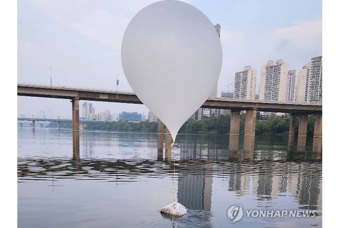  КНДР продолжает запускать в Южную Корею воздушные шары с мусором 