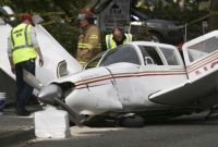 В США одномоторный самолет упал на проезжую часть