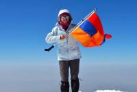ARMENPRESS correspondent takes Armenian flag to Mount Ararat summit 