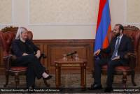 رئيس برلمان أرمينيا آرارات ميرزويان يجري اجتماع وداع بسفيرة المملكة المتحدة المنهية ولايتها فارنورث 