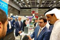 أمير قطر ورئيس رواندا يزوران جناح أرمينيا بمعرض قطر IT- والوزير أرشاكيان يهدي محفظة ذكية أرمنية-