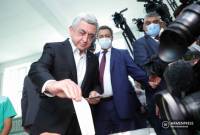 الرئيس الثالث لأرمينيا سيرج سركيسيان يدلي بصوته في الانتخابات البرلمانية الأرمينية 