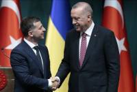 الرئيس الأوكراني يطلب من نظيره التركي المساعدة في إعادة أكثر من 100 ألف تتر القرم من روسيا 
