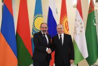 رئيس وزراء أرمينيا نيكول باشينيان يُستقبل من رئيس روسيا فلاديمير بوتين قبل بدء قمة رابطة الدول 
المستقلة في سانت بطرسبرغ