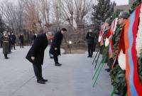 رئيس الوزراء الأرميني نيكول باشينيان برفقة القيادة العليا للجمهورية يزور المقبرة العسكرية ويكرّم ذكرى 
الشهداء-الأبطال 